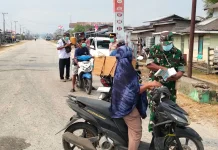 Koramil Bomberay Bagikan Masker Kepada Warga Terdampak Asap Karhutla