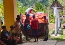 Babinsa Bantu Penyaluran Sembako Dinsos Kepada Warga Kayauni