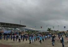 Peserta Jalan Sehat Ikuti Senam Bersama jelang Launching RRI Fest