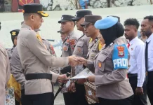 Lima Belas Personel Polres Fakfak Raih Penghargaan Bhayangkara Teladan