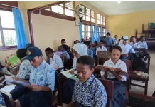 Siswa Antusias Sambut Perpustakaan Keliling Fakfak
