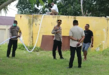 Kapolres Fakfak Salurkan Air Bersih ke Gereja dan Pesantren