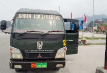 Kodim Fakfak Fasilitasi Transportasi Keluarga Korban Kecelakaan menuju Kampung