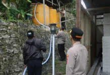 Polres Fakfak Salurkan 7.500 Liter Air Bersih ke Tiga Rumah Ibadah