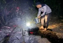 Warga dan Personil Polsek Karas Bersama Padamkan Karhutla di Kampung Malakuli