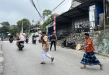Jumat Berkah, Polres Fakfak Hadir Jaga Kekhusyukan Ibadah Warga