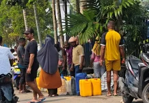 Kemarau Panjang Melanda Fakfak, Warga Antre Mendapatkan Air Bersih
