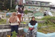 Kelurahan Fakfak Selatan Bersama RT Bersihkan Pemakaman Kota