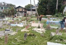 RT Bersama Kelurahan Jaga Kebersihan Pemakaman Kota Fakfak