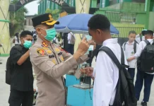 Kapolres Fakfak Turun Langsung Bagikan Masker kepada Pelajar