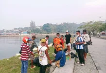 jelang HUT Kota Fakfak ke-126, Pengemudi Ojek Bergerak Bersihkan Jalan Baru