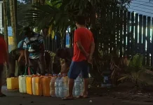 Warga Fakfak Mengantri Air PDAM hingga Larut Malam