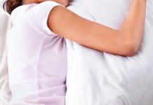 kebiasaan seseorang yang setiap tidur suka memeluk bantal