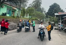 Jalan Santai Sambil Bagikan Masker, RSUD Fakfak Ajak Warga Peduli Kesehatan