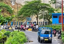Kekeringan Meluas, Warga Fakfak Berburu Air Bersih