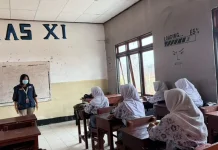 Pendampingan Unpad Buka Akses Pembelajaran Baru Siswa di Distrik Bomberay