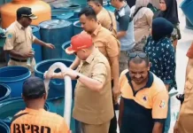 Pemkab Fakfak Layani Warga Salurkan Air Bersih Selama Sepekan Kekeringan
