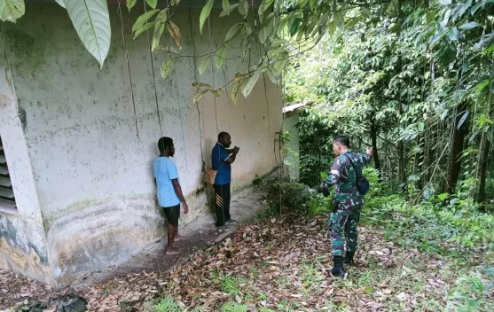 Babinsa Koramil Fakfak Laksanakan Komsos Bahas Lahan KDKMP