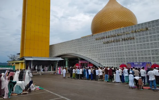 Jemaah Membludak Shalat Idul Fitri Masjid Agung Fakfak