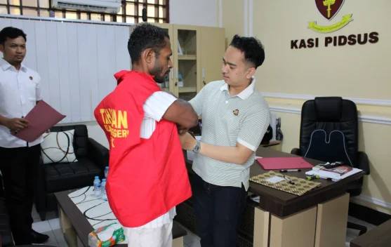 Kejari Fakfak Tahan Tersangka Dugaan Korupsi Dana Kampung Nembukteb