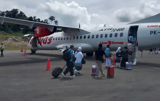 Tangis Haru Iringi Keberangkatan Jemaah Haji Asal Fakfak