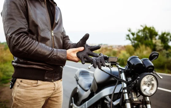Penyebab Tangan Sering Kesemutan saat Naik Motor