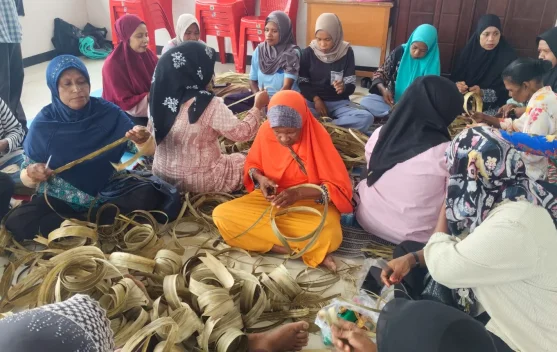 DP3AP2KB Fakfak Gelar Pelatihan Anyaman Tas Tomang