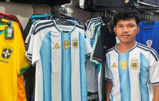 Antusiasme Warga Fakfak Dongkrak Penjualan Jersey Argentina