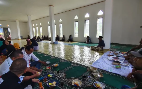 Warga Antusias Ikuti Tradisi Masigit Magh Masjid Nur Thalip