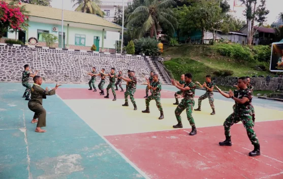 Personel Kodim 1803/Fakfak Tingkatkan Kemampuan Melalui Latihan Pencak Silat