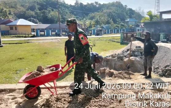 Babinsa dan Warga Gotong Royong Bangun Fondasi Balai Kampung