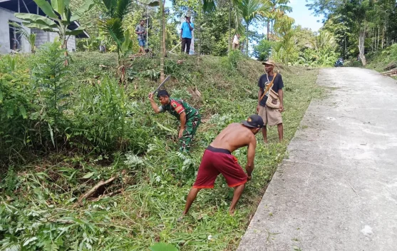 Babinsa Koramil Fakfak Bersama Warga Gelar Jumat Bersih Kampung Kwuhkedak Bersam