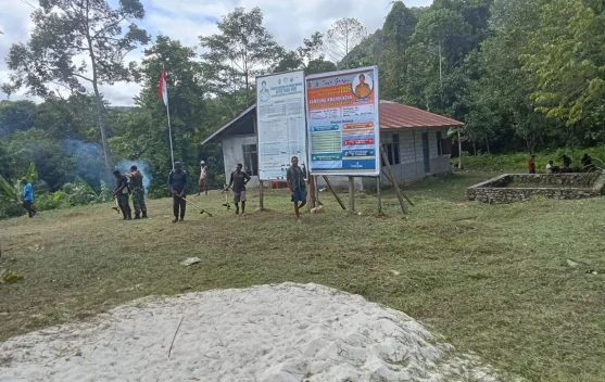 Babinsa Koramil Fakfak Bersama Warga Ciptakan Lingkungan Kampung Bersih dan Asri