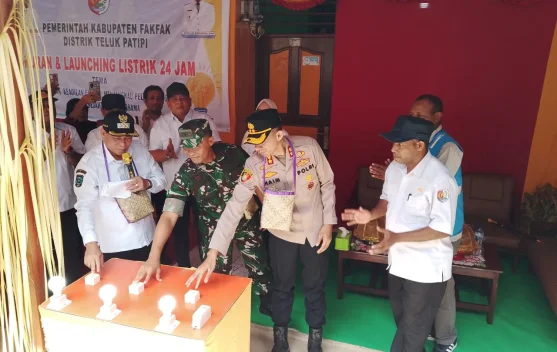 Kapolres Fakfak Hadiri Launching Listrik 24 Jam di Teluk Patipi
