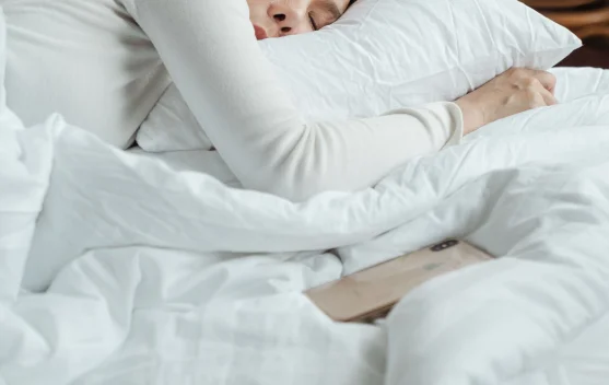 Enam Bantal Guling Terbaik untuk Tidur Nyeyak dan Berkualitas