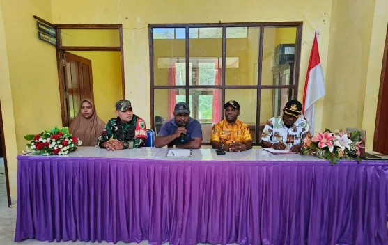Babinsa Kramomongga Hadiri Penyerahan SK Panitia HUT Kemerdekaan RI Ke-81