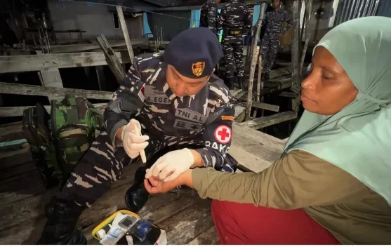 KRI Madidihang-855 Gelar Bakti Sosial, Warga Pesisir Fakfak Nikmati Layanan Gratis