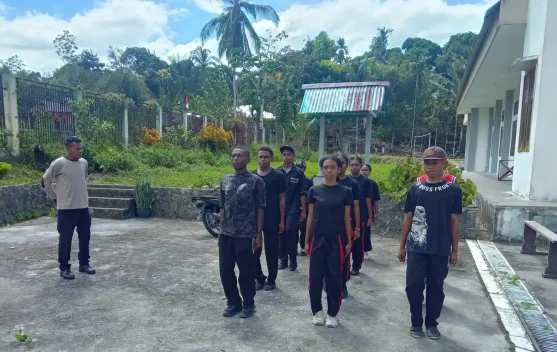 Babinsa dan Bhabinkamtibmas Latih Paskibra jelang HUT Kemerdekaan