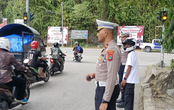 Kasat Lantas Fakfak Imbau Pengendara Gunakan Helm dan Taat Rambu