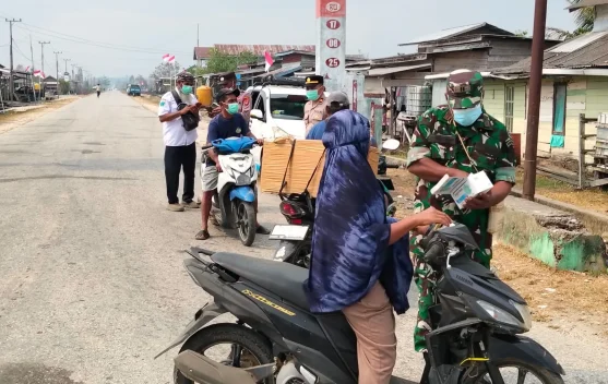 Koramil Bomberay Bagikan Masker Kepada Warga Terdampak Asap Karhutla