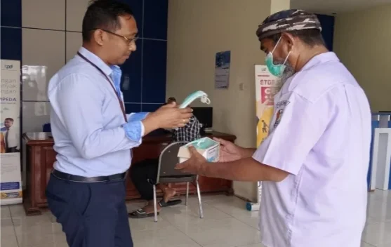Puskesmas Bomberai Bagikan Masker Lindungi Warga dari Asap