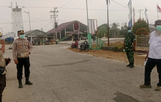 Polsek Bomberay Bersama Puskesmas Bagikan 200 Masker Gratis