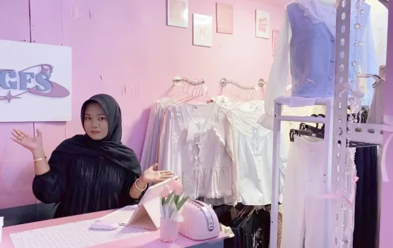 Nuansa Pink dan Personal Branding Jadi Ciri Girl Fashion Story Fakfak