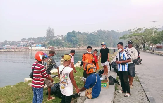 jelang HUT Kota Fakfak ke-126, Pengemudi Ojek Bergerak Bersihkan Jalan Baru