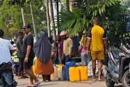 Kemarau Panjang Melanda Fakfak, Warga Antre Mendapatkan Air Bersih
