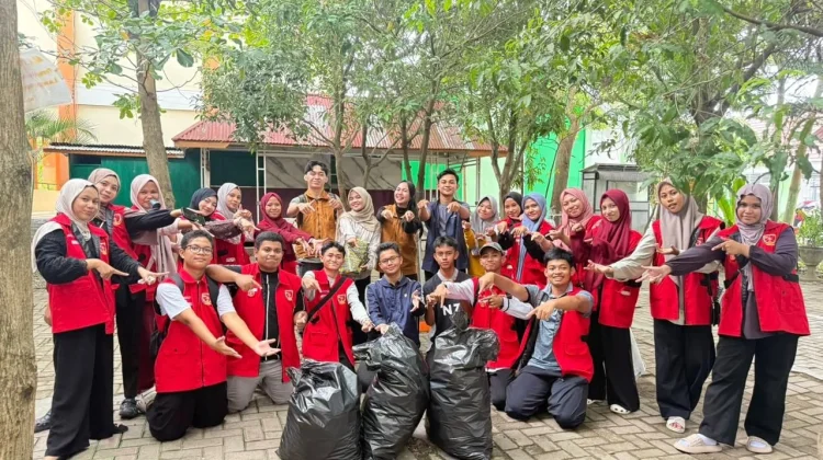 Remaja Gorontalo Bergerak Wujudkan Sekolah Bersih Asri
