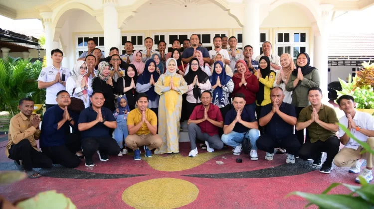 Wagub Gorontalo Bagikan “Uang Ayam” jelang Ramadan