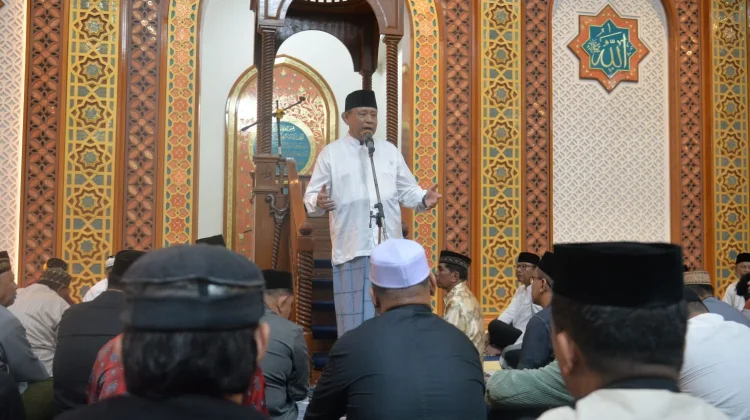 Tarawih Perdana, Gubernur Gusnar Ajak Masyarakat Maknai Ramadan