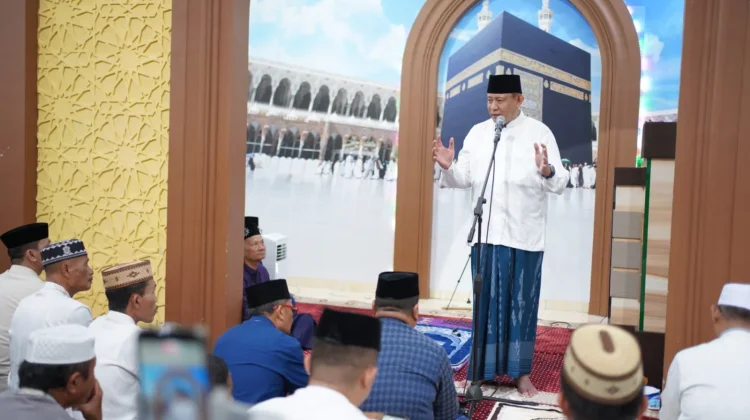 Tarawih di Darul Arqam, Gubernur Gusnar Sampaikan Kabar Gembira