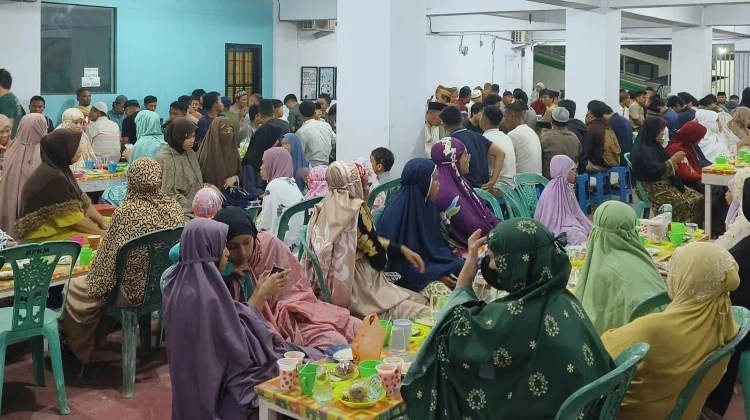 Kebersamaan Jamaah Semarakan Buka Puasa di Pelataran Masjid Al Muqarrabin